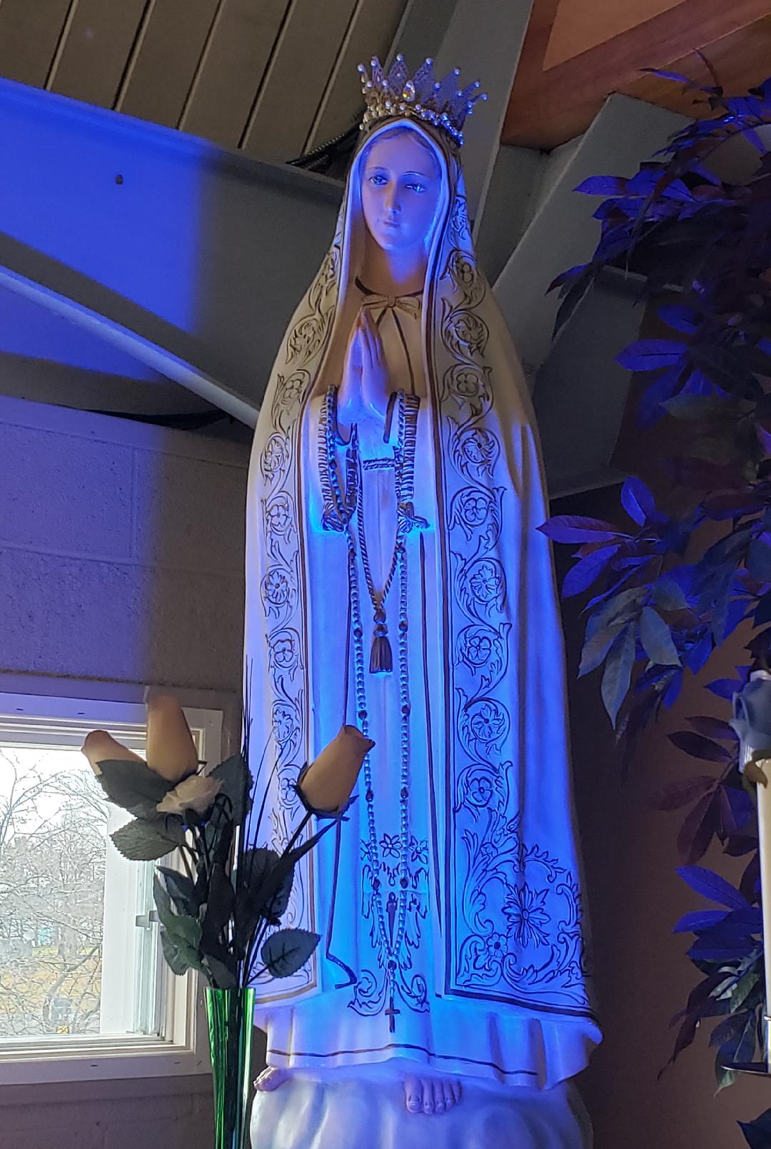 La statue de Marie qui inclina la tête Image