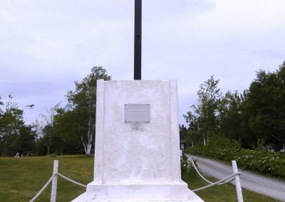 Croix commémorant la première messe célébrée par le Père de La Brosse sur l'île, secteur Saint-Louis
