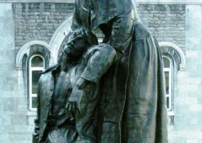 Statue de Jeanne Mance à l'Hôtel-Dieu de Montréal