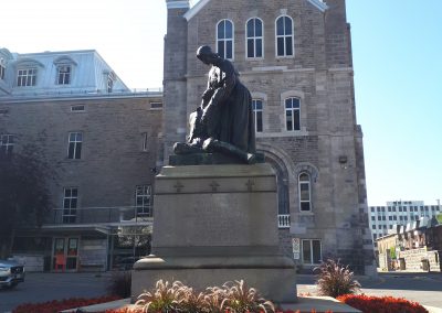 Monument à Jeanne Mance, Hôtel-Dieu de Montréal