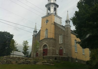 Église qui fut atteinte par l'incendie dans le clocher