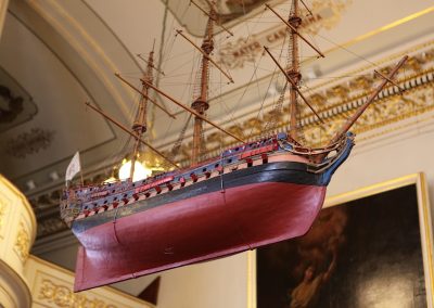 Le navire votif, réplique du Brézé, à Notre-Dame-des-Victoires