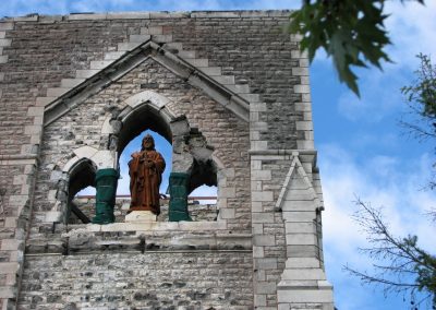 Statue de Saint Paul juchée sur le clocher