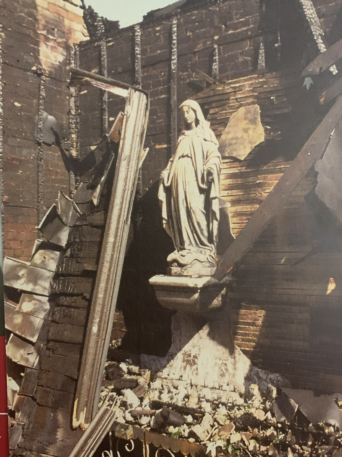 La statue de Marie préservée des flammes Image