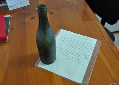 La bouteille et la lettre retrouvés au pied de la statue de Sainte-Anne-des-Monts en 2017