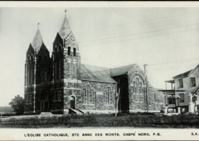 Église Sainte-Anne-des-Monts avant l'incendie de 1938