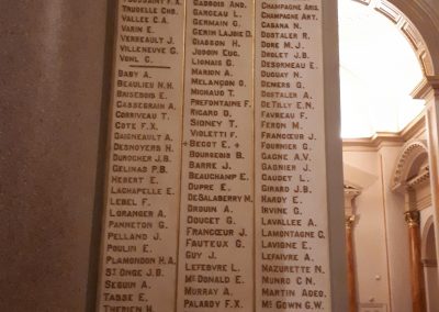 Une liste de certains zouaves pontificaux canadiens qui se trouve dans la cathédrale de Montréal