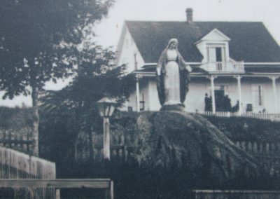 Old picture of the statue of Notre-Dame-des-Bois