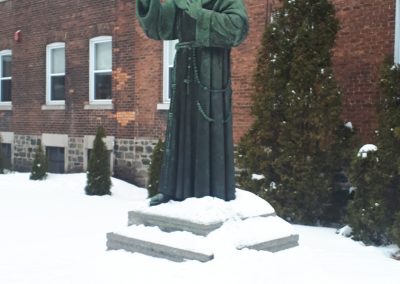 Statue du Père Frédéric près de son couvent