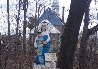 Statue of Our Lady of schools which commemorates the miracle