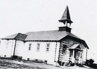 L'église en rondins avant l'incendie de 1990
